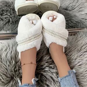 Cross Strap Fluffy Faux Pearl Open Toe Plush Slippers. White. 6.5-7. BRAND NEW.